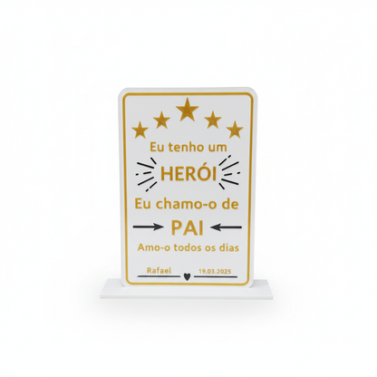 Packshot profissional da placa "Eu tenho um Herói"