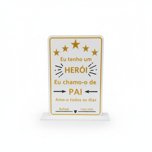 Packshot profissional da placa "Eu tenho um Herói"